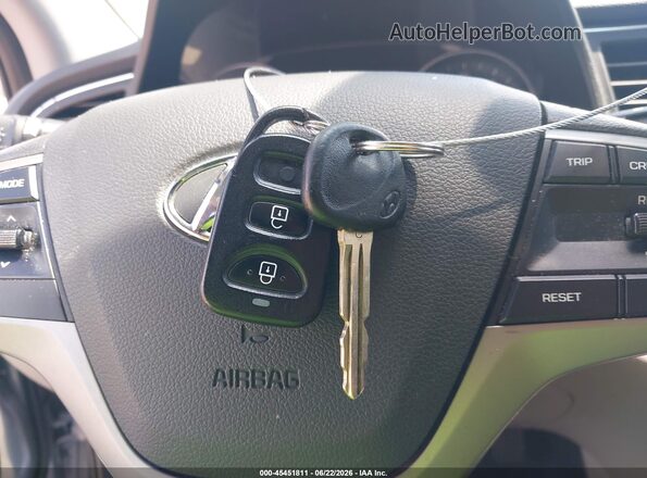 5NPD74LF8HH094440 2017 HYUNDAI ELANTRA Silver Vista del salpicadero