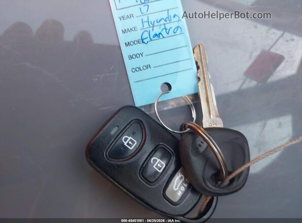 5NPD74LF8HH135181 2017 HYUNDAI ELANTRA Серебряный Вид панели приборов