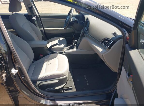 5NPD84LF0JH376946 2018 HYUNDAI ELANTRA Black Вид салону спереду