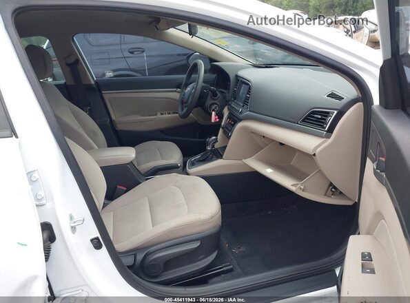 5NPD84LF1HH000931 2017 HYUNDAI ELANTRA Белый Вид салона спереди
