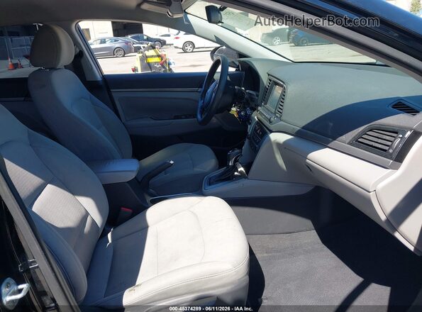 5NPD84LF1HH038448 2017 HYUNDAI ELANTRA Черный Вид салона спереди