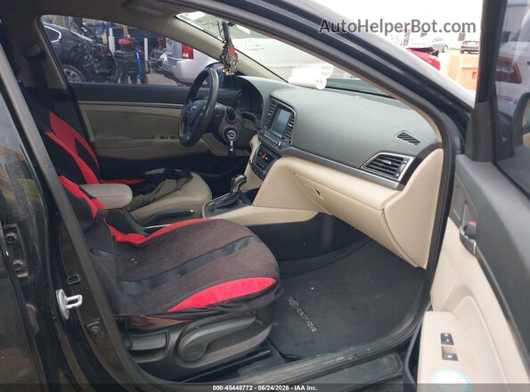 5NPD84LF2HH004437 2017 HYUNDAI ELANTRA Черный Вид салона спереди