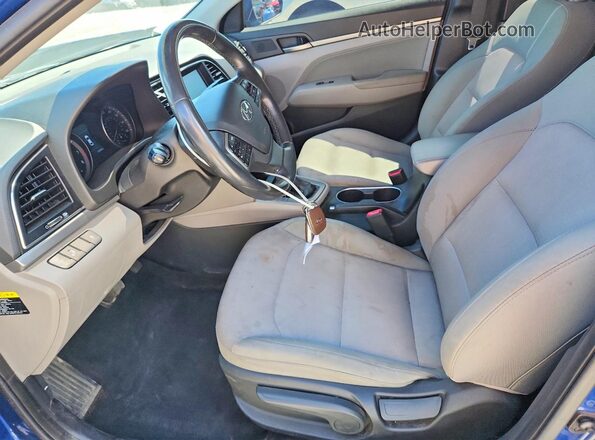5NPD84LF2HH017124 2017 HYUNDAI ELANTRA Синий Вид салона спереди