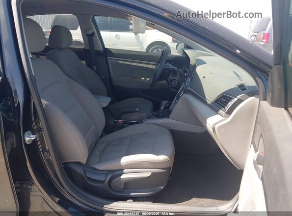 5NPD84LF4JH214821 2018 HYUNDAI ELANTRA Black Вид салону спереду