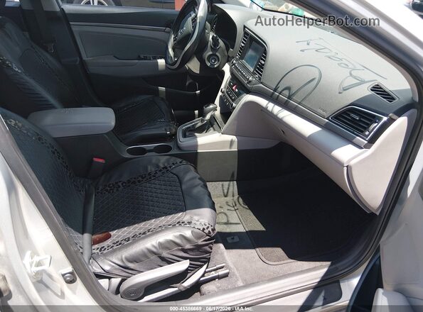 5NPD84LF4JH223230 2018 HYUNDAI ELANTRA Серебряный Вид салона спереди
