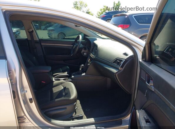 5NPD84LF4JH397749 2018 HYUNDAI ELANTRA Silver Вид салону спереду