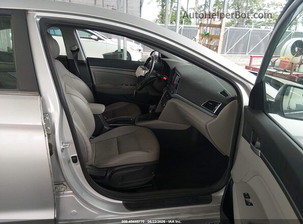 5NPD84LF5HH075356 2017 HYUNDAI ELANTRA Silver Widok wnętrza z przodu