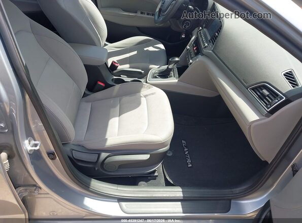 5NPD84LF5HH106833 2017 HYUNDAI ELANTRA Серебряный Вид салона спереди