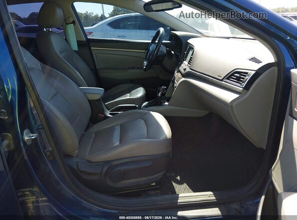 5NPD84LF6HH170332 2017 HYUNDAI ELANTRA Синий Вид салона спереди