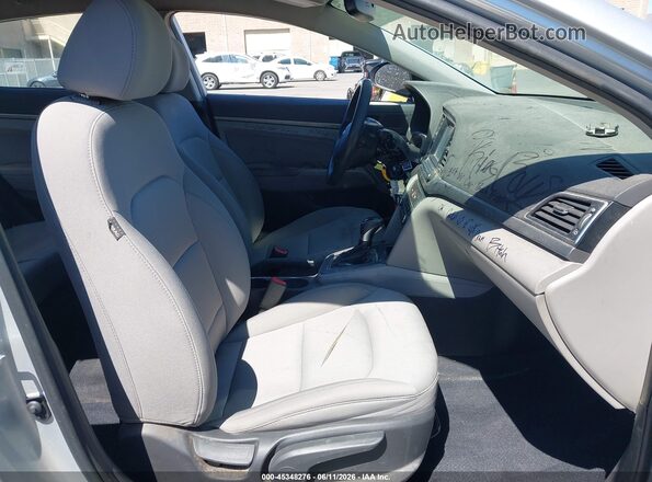 5NPD84LF6JH261834 2018 HYUNDAI ELANTRA Серебряный Вид салона спереди