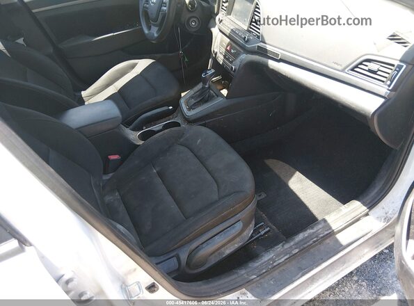 5NPD84LF6JH363781 2018 HYUNDAI ELANTRA Белый Вид салона спереди