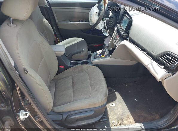 5NPD84LF7HH054850 2017 HYUNDAI ELANTRA Черный Вид салона спереди