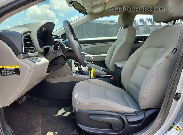 5NPD84LF7HH145228 2017 HYUNDAI ELANTRA Silver Front interior view