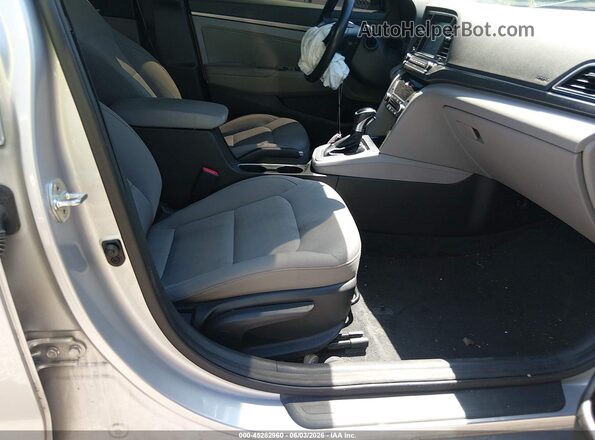 5NPD84LF7JH339599 2018 HYUNDAI ELANTRA Серебряный Вид салона спереди