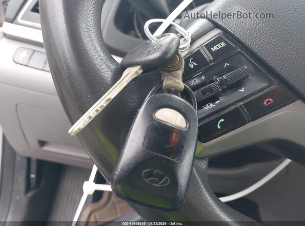 5NPD84LF8HH026197 2017 HYUNDAI ELANTRA Silver Вид панелі приладів