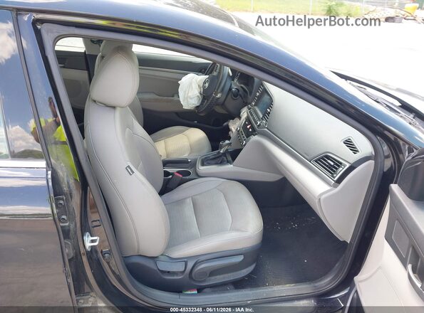 5NPD84LF9HH013796 2017 HYUNDAI ELANTRA Черный Вид салона спереди