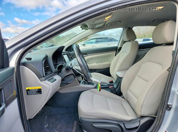 5NPD94LA7HH137681 2017 HYUNDAI ELANTRA Серебряный Вид салона спереди