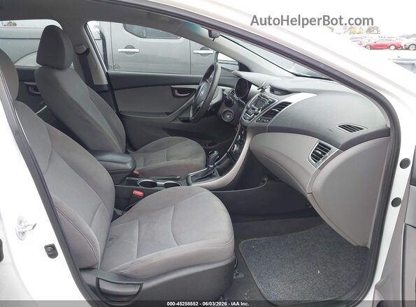 5NPDH4AE2GH714351 2016 HYUNDAI ELANTRA Белый Вид салона спереди
