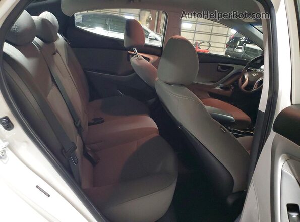 5NPDH4AE8GH733745 2016 HYUNDAI ELANTRA White Հետևի նստատեղերի տեսք