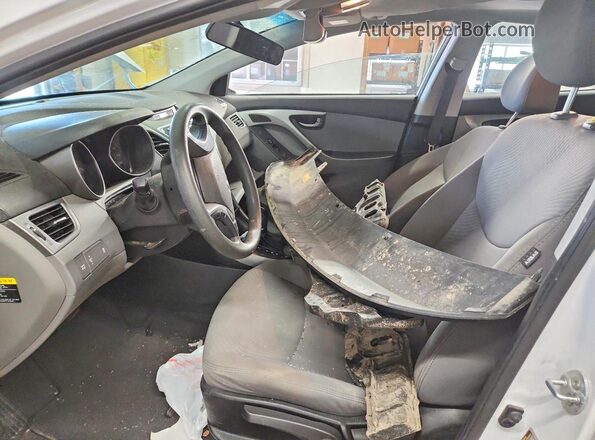 5NPDH4AE8GH747306 2016 HYUNDAI ELANTRA Белый Вид салона спереди