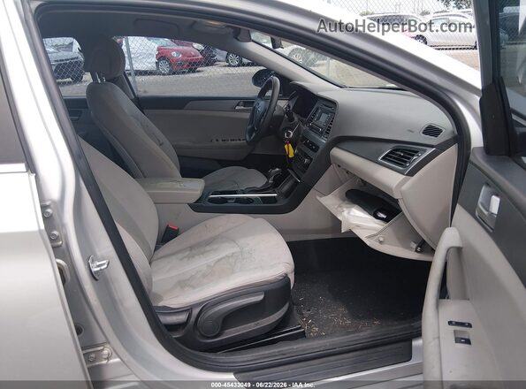 5NPE24AF0HH514908 2017 HYUNDAI SONATA Light Blue Вид салону спереду