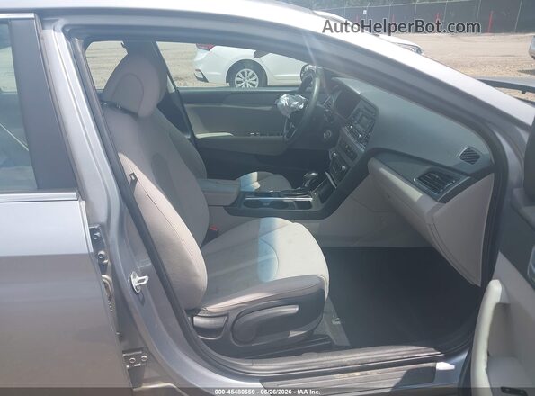 5NPE24AF0HH530428 2017 HYUNDAI SONATA Серебряный Вид салона спереди