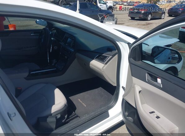 5NPE24AF0HH538481 2017 HYUNDAI SONATA White Вид салону спереду