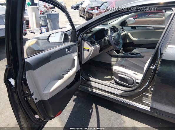 5NPE24AF1HH477836 2017 HYUNDAI SONATA Black Front interior view