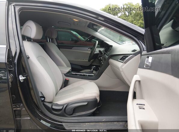 5NPE24AF1HH510656 2017 HYUNDAI SONATA Black Вид салону спереду