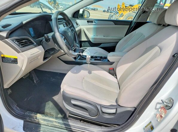 5NPE24AF1HH531877 2017 HYUNDAI SONATA White Вид салону спереду