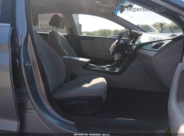 5NPE24AF1HH543964 2017 HYUNDAI SONATA Silver Widok wnętrza z przodu