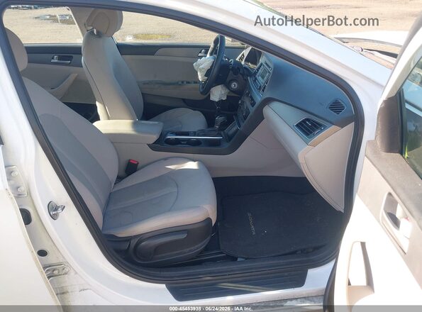 5NPE24AF1HH548520 2017 HYUNDAI SONATA White Widok wnętrza z przodu