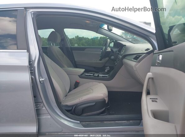 5NPE24AF1HH566421 2017 HYUNDAI SONATA Серебряный Вид салона спереди