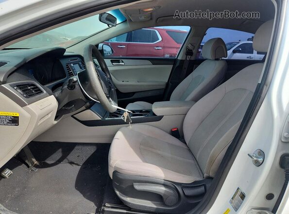 5NPE24AF1HH569805 2017 HYUNDAI SONATA Белый Вид салона спереди