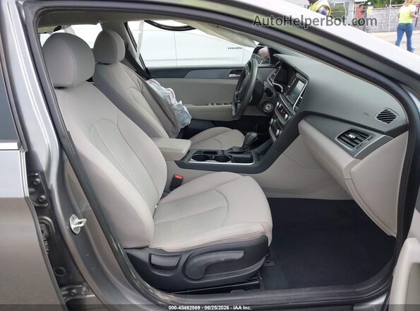 5NPE24AF1JH613808 2018 HYUNDAI SONATA Gray Front interior view