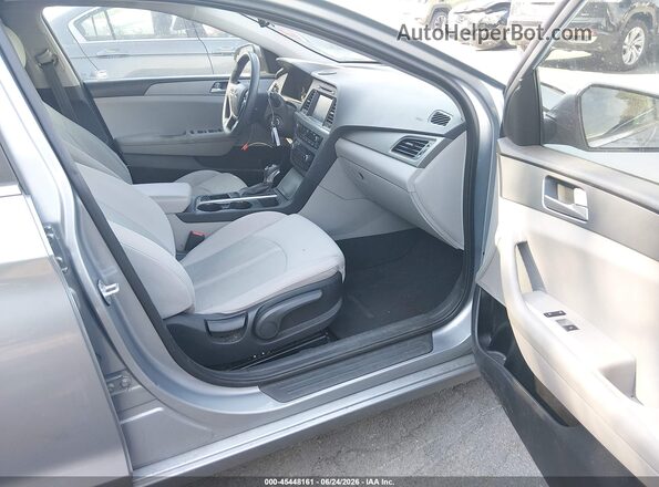 5NPE24AF2HH482981 2017 HYUNDAI SONATA Silver წინა სალონის ხედი