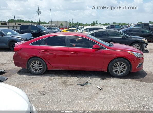 5NPE24AF2HH533914 2017 HYUNDAI SONATA Red Widok wnętrza z tyłu
