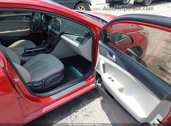 5NPE24AF2HH533914 2017 HYUNDAI SONATA Red Widok wnętrza z przodu