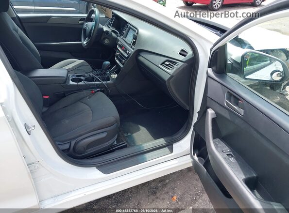 5NPE24AF2KH740200 2019 HYUNDAI SONATA Белый Вид салона спереди