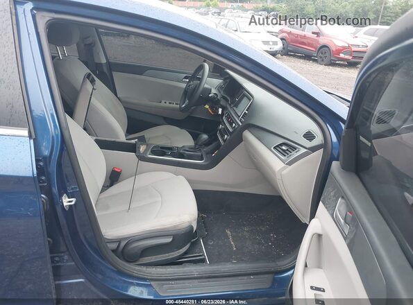 5NPE24AF2KH795956 2019 HYUNDAI SONATA Blue Вид салону спереду