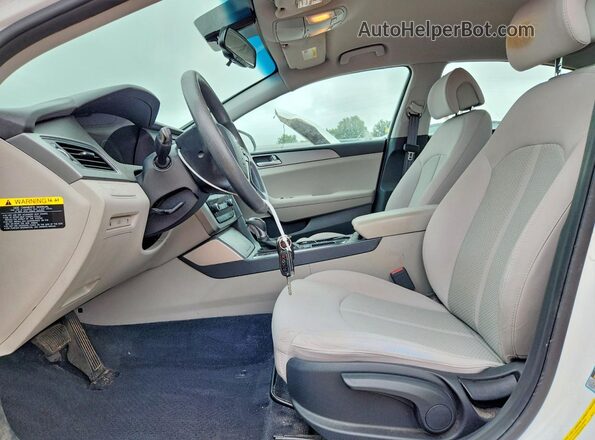 5NPE24AF3GH291682 2016 HYUNDAI SONATA White Вид салону спереду