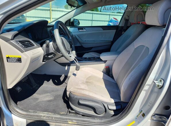5NPE24AF3HH464036 2017 HYUNDAI SONATA Silver Вид салону спереду