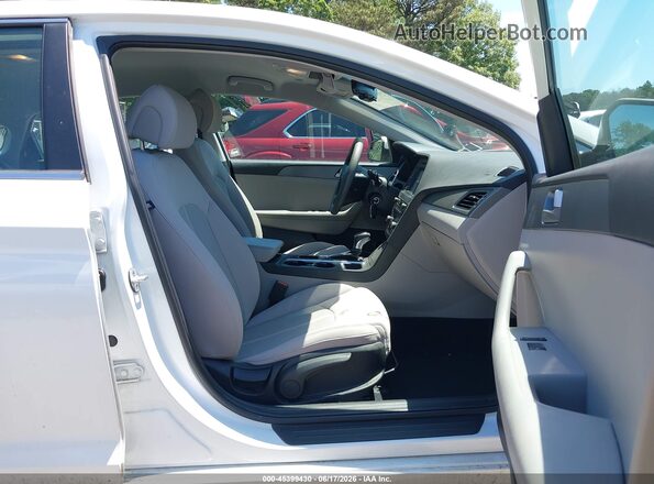 5NPE24AF3HH503840 2017 HYUNDAI SONATA White წინა სალონის ხედი