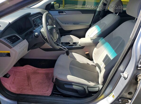 5NPE24AF4HH457001 2017 HYUNDAI SONATA Серебряный Вид салона спереди