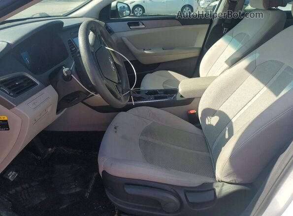 5NPE24AF4HH537446 2017 HYUNDAI SONATA White Вид салону спереду