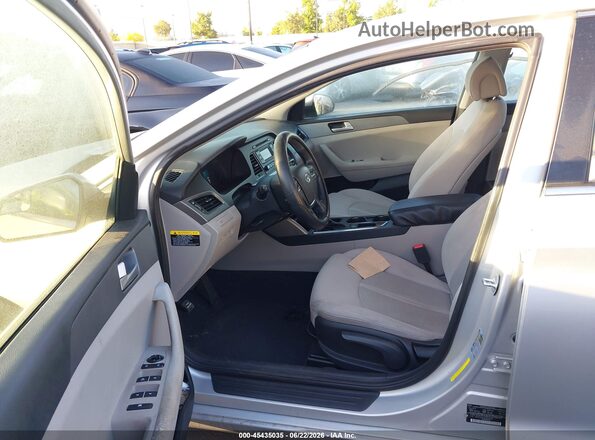 5NPE24AF4HH560113 2017 HYUNDAI SONATA Silver Front interior view