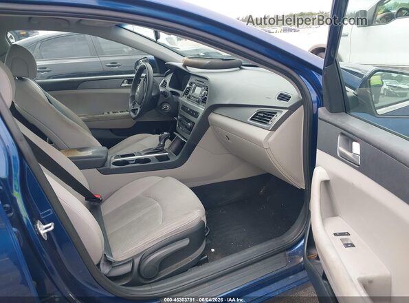 5NPE24AF4HH568972 2017 HYUNDAI SONATA Синий Вид салона спереди