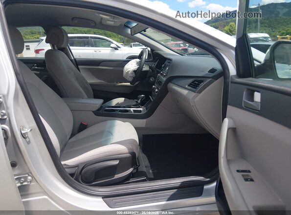 5NPE24AF4HH570320 2017 HYUNDAI SONATA Silver Vista interior delantera
