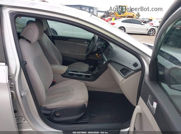 5NPE24AF5GH364423 2016 HYUNDAI SONATA Серебряный Вид салона спереди