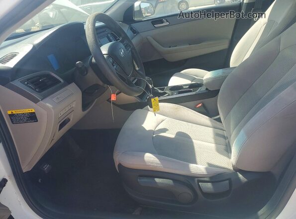 5NPE24AF5HH473742 2017 HYUNDAI SONATA White Widok wnętrza z przodu